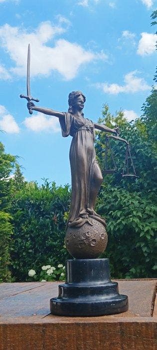 Bronzen beeld Vrouwe Justitia klassiek