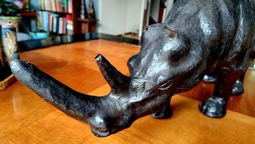 Antieke neushoorn in leder. (Zonder minimumprijs)