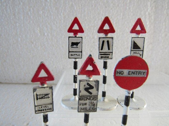 Dinky Toys - Modelauto (18), Hobby en Vrije tijd, Modelauto's | 1:5 tot 1:12