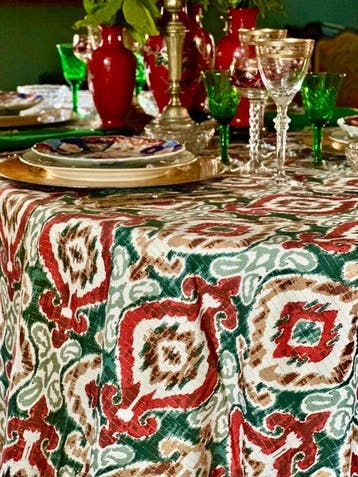 Tafelkleed met een etnisch ikat-ontwerp op linnen, prachtige