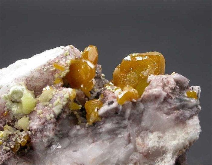 wulfeniet Kristallen op matrix - Hoogte: 5.4 cm - Breedte:, Verzamelen, Mineralen en Fossielen