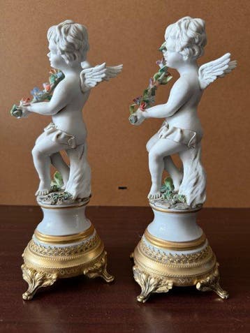 Capodimonte - Beeldje - Pair of bisque porcelain cherubs on