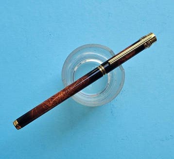 Cartier - Must de Cartier laque ambrée marbrée plume or 18