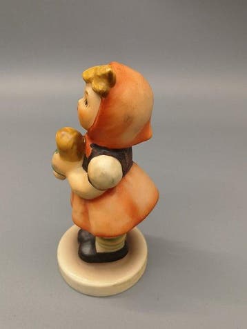 Goebel - Figuur - Girl with Doll - TMK6 - Keramiek