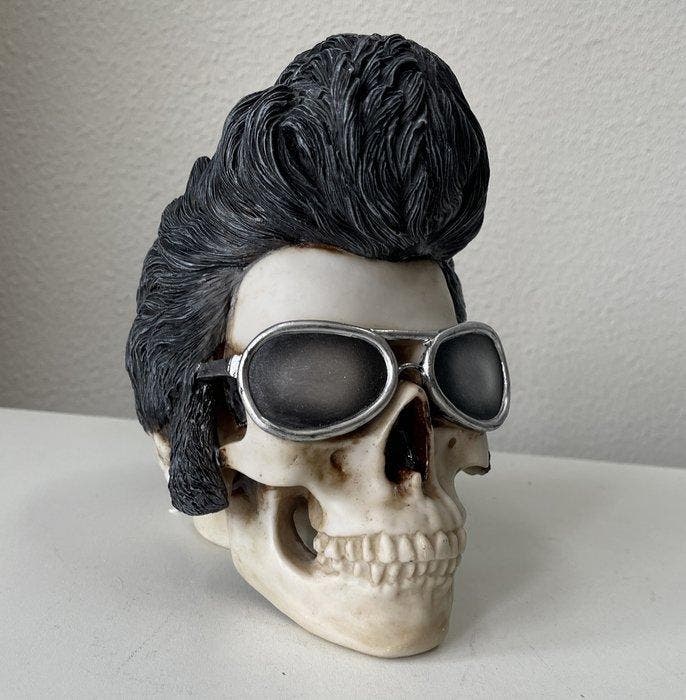 ELVIS PRESLY - sculptuur, Skull with pompadour and goggles -, Antiek en Kunst, Curiosa en Brocante