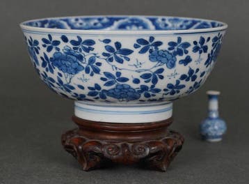 Kangxi (1662-1722) - Kom - Large Chrysanthemum, Peonies,