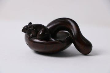 Muis op een opgerolde paddenstoel – Japanse houten netsuke