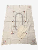 Handgeborduurd linnen tafellaken met zes servetten -