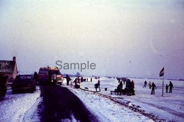 Vintage dia winterscène met schaatsen en ambulance,, Verzenden
