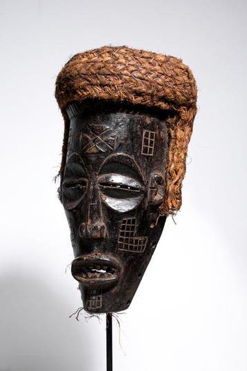 Het oude masker van de mooie vrouw. - Chokwe - Angola