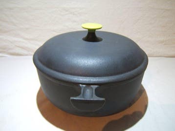 Le Creuset - Enzo Mari, Een fraaie ronde cocotte n° 26 - Pan