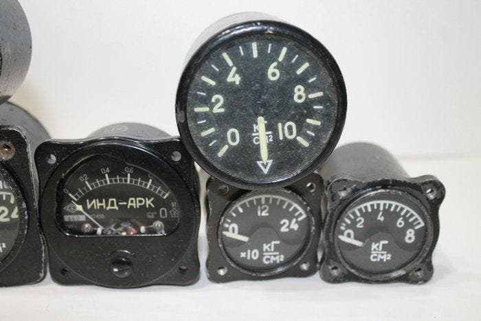 Collection of cockpits instruments for airplanes and, Antiquités & Art, Antiquités | Assiettes décoratives & Carrelages