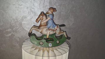 Capodimonte - Sandro Maggiani - Beeldje, Bimba su Cavallo a