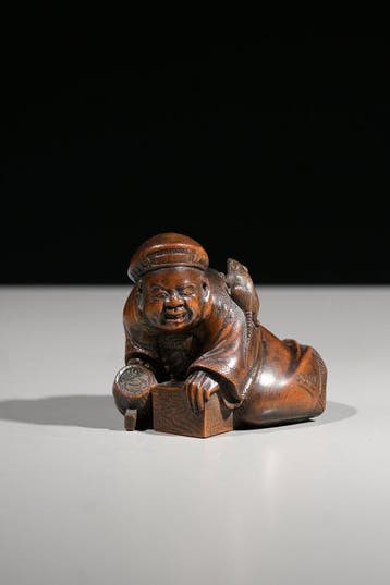 Hout, Bukshout - Een boxhouten okimono van Daikokuten met