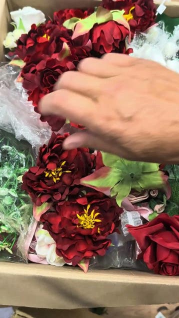 Restantenbox bomvol zijden, foam en mulberry [pols]corsages,, Nieuw