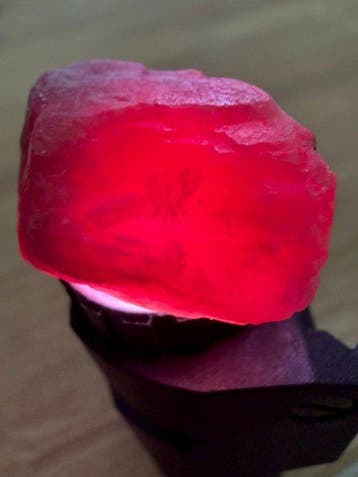 Robijn Pigeon Blood Ruby! 79,25 Ct. Mozambique Magnifiek