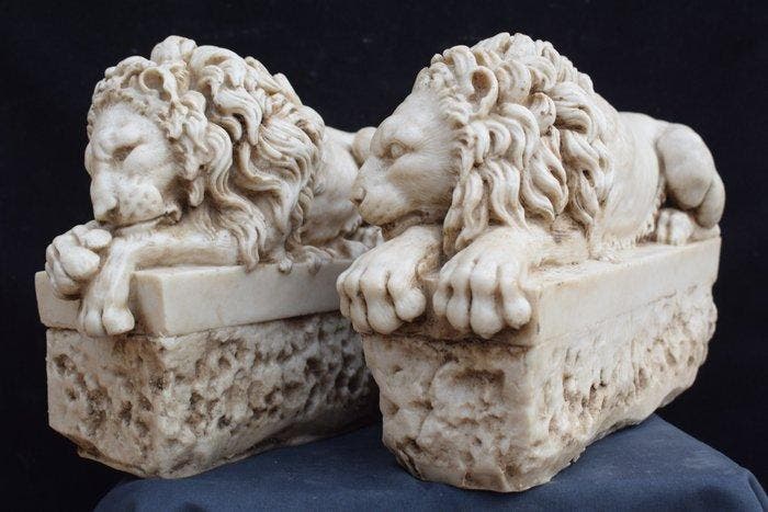 sculptuur, Coppia leoni - 16 kg - 31 cm - Carrara-marmer., Antiquités & Art, Curiosités & Brocante