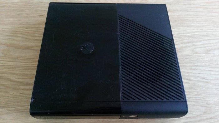 Microsoft - Xbox 360 - Xbox 360 E 250gb with Controllers and, Games en Spelcomputers, Spelcomputers | Overige Accessoires