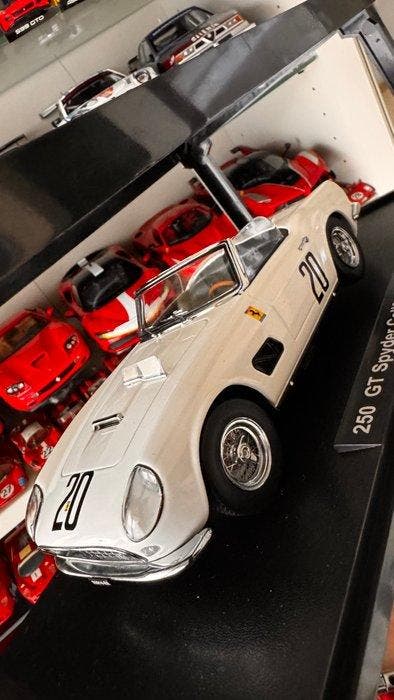 KK-Scale 1:18 - Modelauto - Ferrari 250 GT California Spyder, Hobby en Vrije tijd, Modelauto's | 1:5 tot 1:12