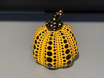 Yayoi Kusama (1929) (after) - sculptuur, Dots Obsession, Huis en Inrichting, Nieuw