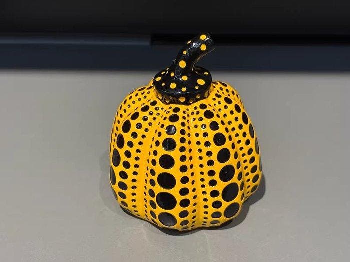 Yayoi Kusama (1929) (after) - sculptuur, Dots Obsession, Huis en Inrichting, Overige Huis en Inrichting
