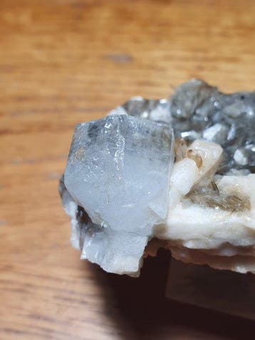 Aquamarijnkristal op sprankelende muskoviet-mica-matrix met