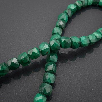 Armband Malachiet. Kubusvormige facetgeslepen kralen.