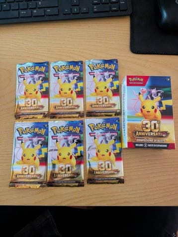 Pokémon - 18 Booster pack - Bundle e Mini tin 30th