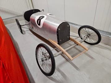 Hill Racer – Handgebouwd aluminium model op houten frame, Nieuw