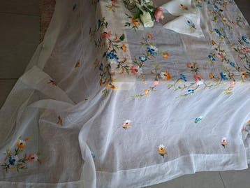 Groot formaat handdoek uit verfijnd linnengoed met prachtige