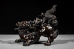 Brons - Signed Shun  - Een bronzen okimono van een shishi, Antiek en Kunst