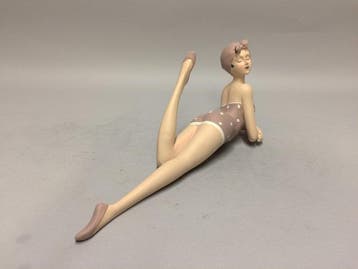 Figurine - Polystone femme en maillot de bain
