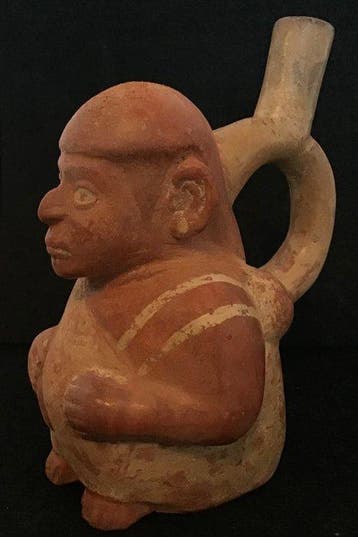 Moche-figuur van een zittende man die een tas met, Collections