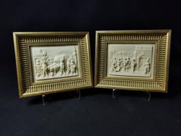 Reliëf, 2 Placche da muro in bassorilievo in calcare dalla