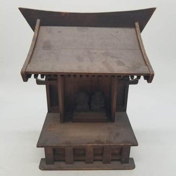 Hout - Houten Shinto-schrijn met Ebisu- en Daikokutenbeelden