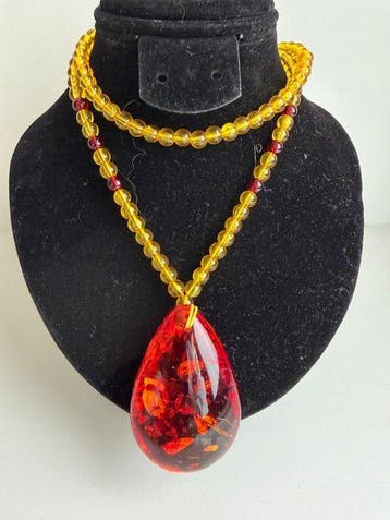 Amber druppel-hanger ketting met kralen en ingebedde chips -