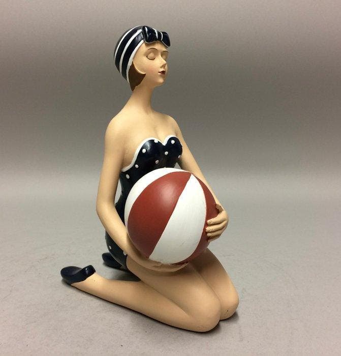 Beeldje - Vrouw met strandbal - Polystone - gemalen steen, Antiquités & Art, Curiosités & Brocante