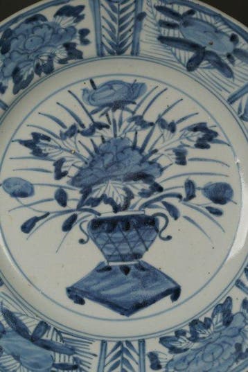 Edo Period (1603-1868) - Bord - A Wanli Style Floral Basket
