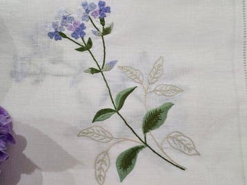Tovaglia in puro lino con ricamo a macchina e rifinitura a