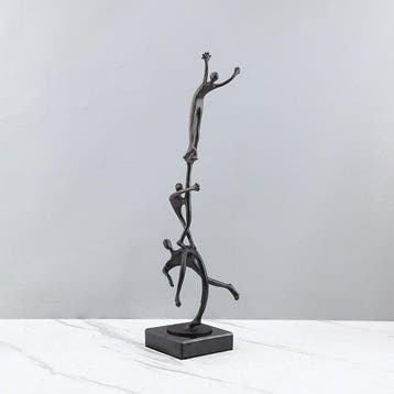 sculptuur, Black metal sculpture—featuring three performers