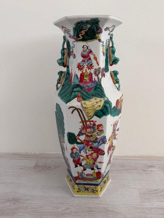 Chinese Famille Rose hexagonale decoratieve vaas met, Antiek en Kunst, Antiek | Overige Antiek