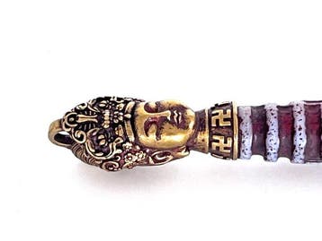 Amulette tibétaine, instrument rituel avec une splendide