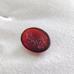 Roodglas intaglio - Romeinse leeuw en strijdwagen-scène