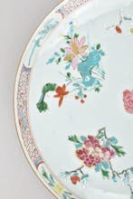 Onderbord - Een Chinese Famille Rose chargerplaat versierd