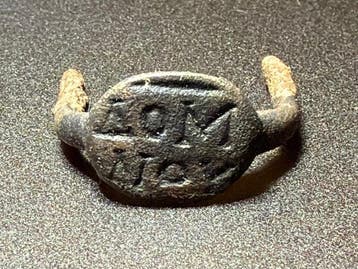 Oud-Romeins Brons Zeldzame ring met een Griekse inscriptie