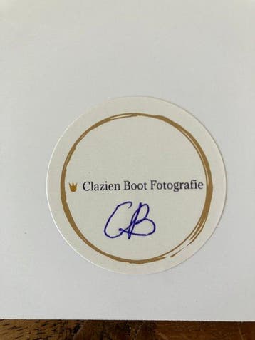 Clazien Boot - Rode besjes op een voetstuk
