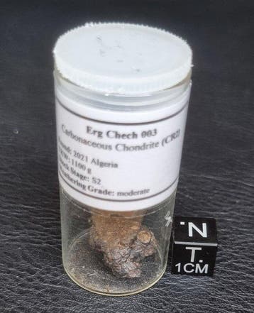 Erg Chech 003 - Carbonaceous Chondrite (CR2) - fragmenten -