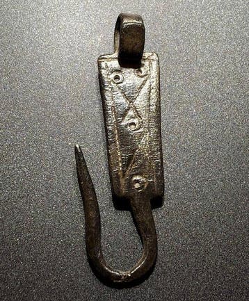 Époque Viking Bronze Crochet de pêche rare et énorme avec