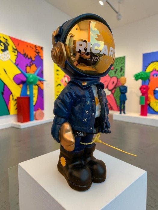 WASE - Speelgoed figuur ASTRO RICARD DEEP NAVY AND GOLD, Antiek en Kunst, Kunst | Designobjecten