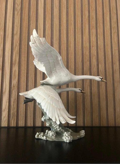 Beeld, Swans in Flight - 29 cm - Porselein, Antiquités & Art, Curiosités & Brocante